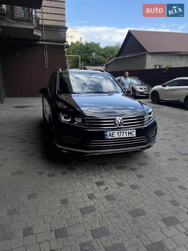 Позашляховик / Кросовер Volkswagen Touareg 2015 в Дніпрі