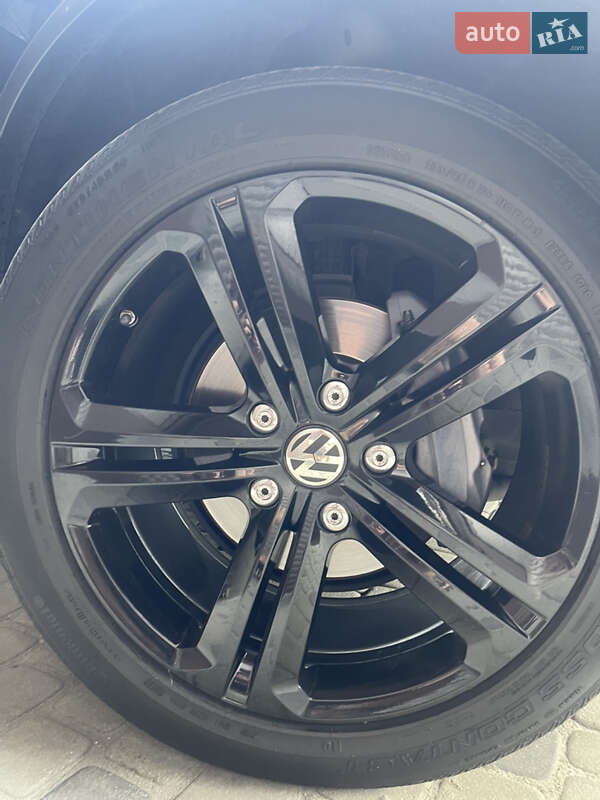 Позашляховик / Кросовер Volkswagen Touareg 2015 в Дніпрі