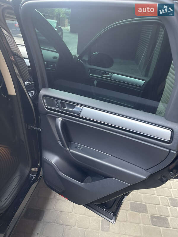 Позашляховик / Кросовер Volkswagen Touareg 2015 в Дніпрі