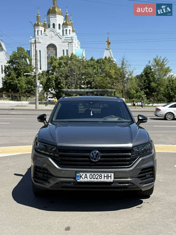 Внедорожник / Кроссовер Volkswagen Touareg 2018 в 