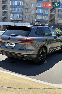 Внедорожник / Кроссовер Volkswagen Touareg 2018 в 