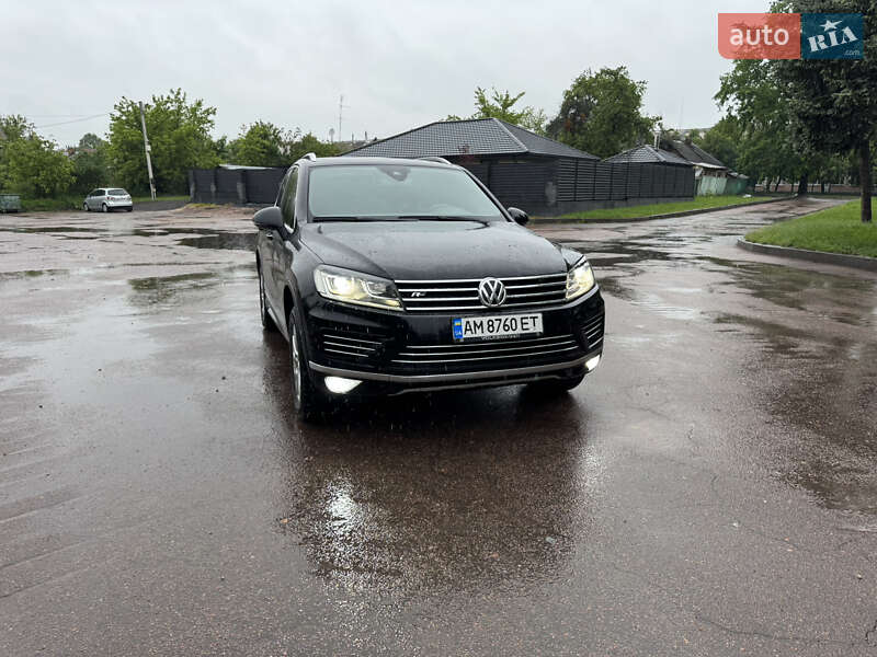 Позашляховик / Кросовер Volkswagen Touareg 2015 в Житомирі