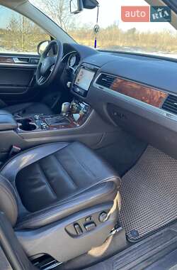 Внедорожник / Кроссовер Volkswagen Touareg 2011 в 