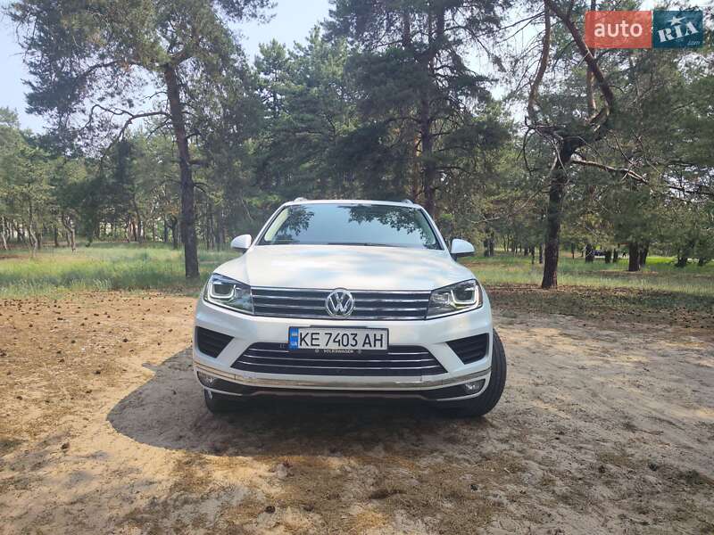 Внедорожник / Кроссовер Volkswagen Touareg 2014 в Днепре
