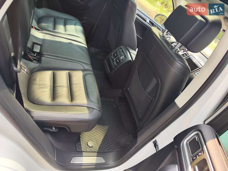 Внедорожник / Кроссовер Volkswagen Touareg 2014 в Днепре