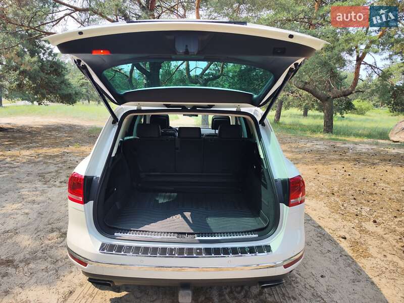 Внедорожник / Кроссовер Volkswagen Touareg 2014 в Днепре