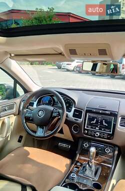 Позашляховик / Кросовер Volkswagen Touareg 2012 в  фото 33 Позашляховик / Кросовер Volkswagen Touareg 2012 в