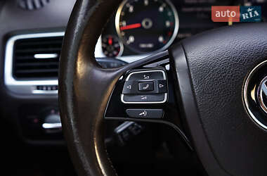 Позашляховик / Кросовер Volkswagen Touareg 2011 в 