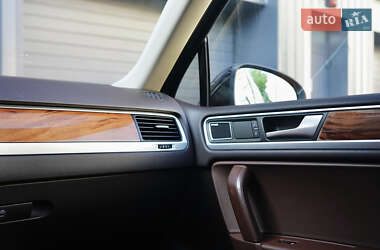 Позашляховик / Кросовер Volkswagen Touareg 2011 в 