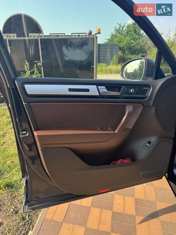 Внедорожник / Кроссовер Volkswagen Touareg 2011 в Ракитном