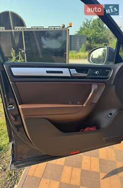 Позашляховик / Кросовер Volkswagen Touareg 2011 в 