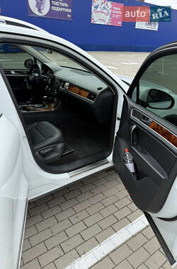 Внедорожник / Кроссовер Volkswagen Touareg 2013 в 