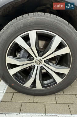 Внедорожник / Кроссовер Volkswagen Touareg 2013 в 