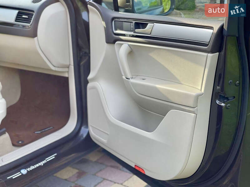 Позашляховик / Кросовер Volkswagen Touareg 2016 в Львові