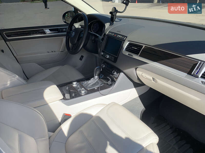 Внедорожник / Кроссовер Volkswagen Touareg 2015 в Виннице