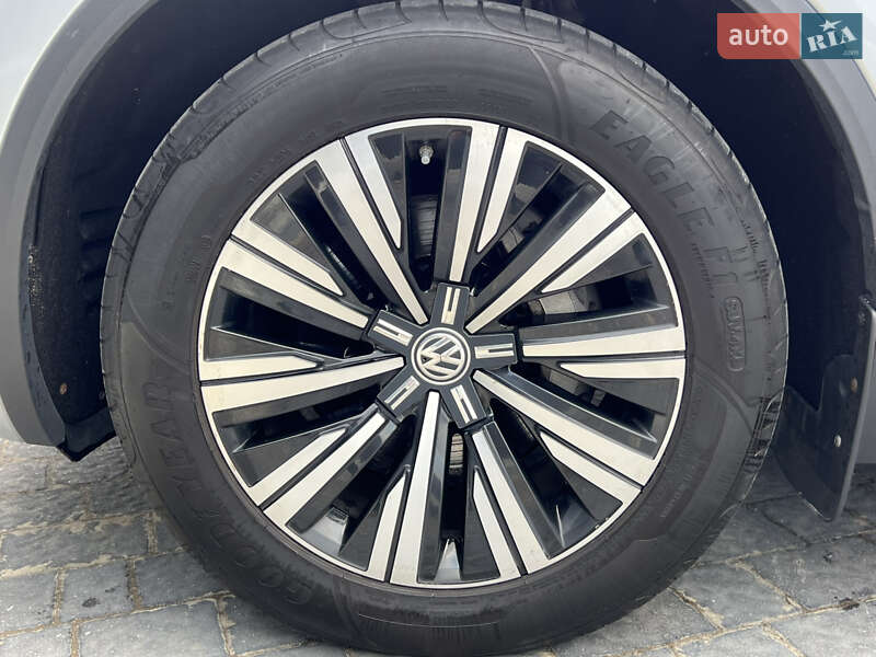 Внедорожник / Кроссовер Volkswagen Touareg 2018 в Львове
