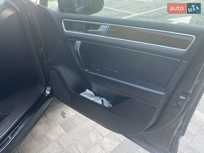 Внедорожник / Кроссовер Volkswagen Touareg 2014 в Городке