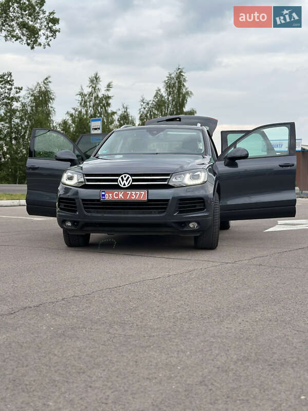 Внедорожник / Кроссовер Volkswagen Touareg 2012 в Луцке