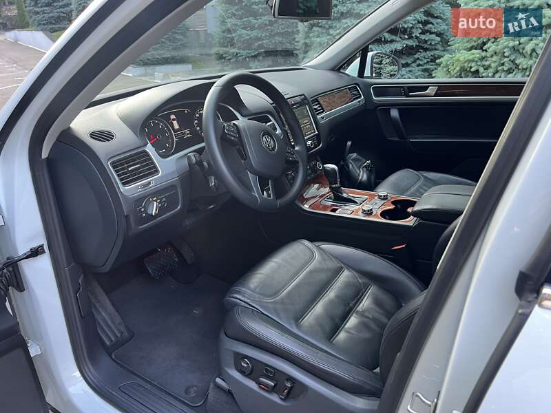 Внедорожник / Кроссовер Volkswagen Touareg 2014 в Киеве
