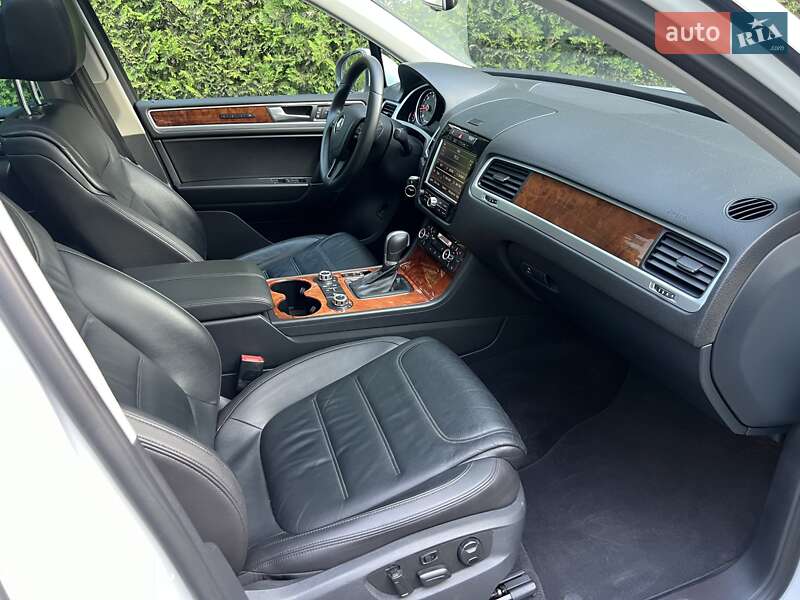 Внедорожник / Кроссовер Volkswagen Touareg 2014 в Киеве