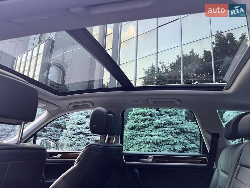 Внедорожник / Кроссовер Volkswagen Touareg 2014 в Киеве