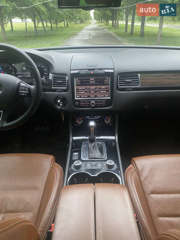 Позашляховик / Кросовер Volkswagen Touareg 2013 в Києві