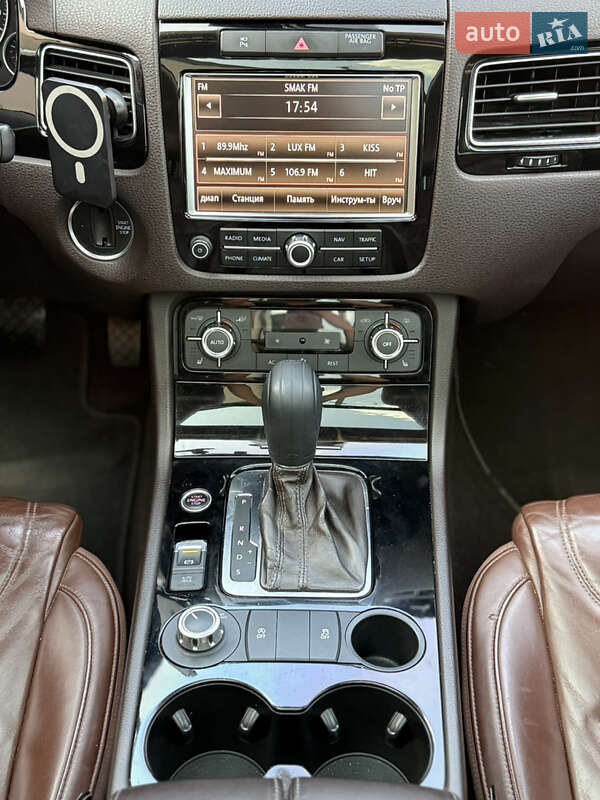 Внедорожник / Кроссовер Volkswagen Touareg 2011 в Золочеве