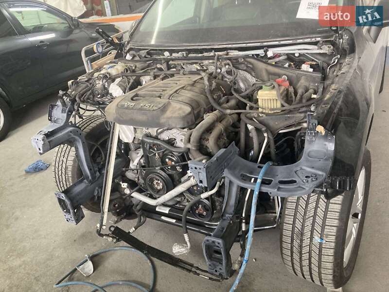 Внедорожник / Кроссовер Volkswagen Touareg 2014 в Николаеве