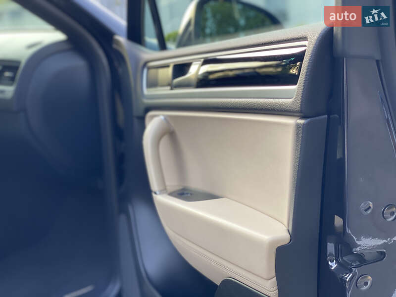 Внедорожник / Кроссовер Volkswagen Touareg 2013 в Виннице