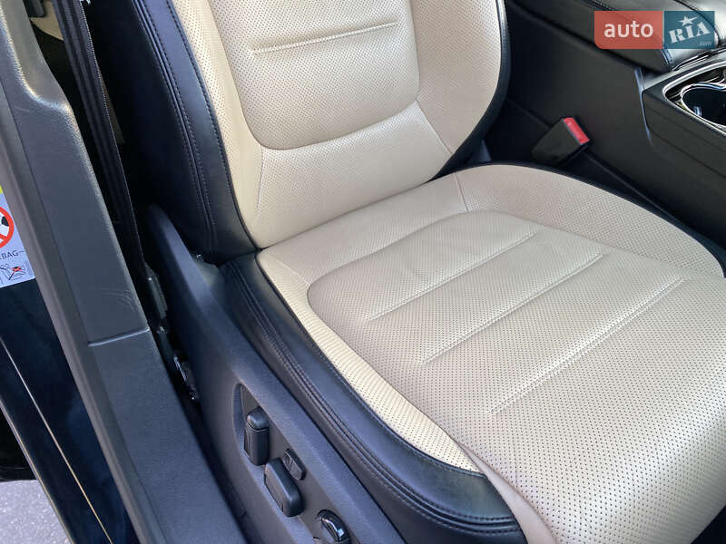 Внедорожник / Кроссовер Volkswagen Touareg 2013 в Виннице