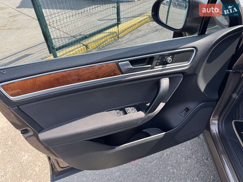 Позашляховик / Кросовер Volkswagen Touareg 2012 в Києві