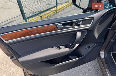 Внедорожник / Кроссовер Volkswagen Touareg 2012 в 