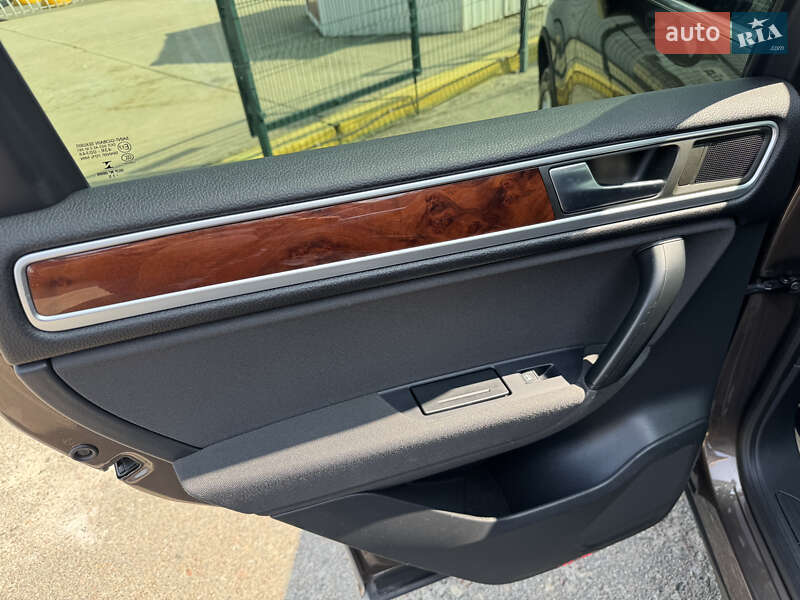 Позашляховик / Кросовер Volkswagen Touareg 2012 в Києві