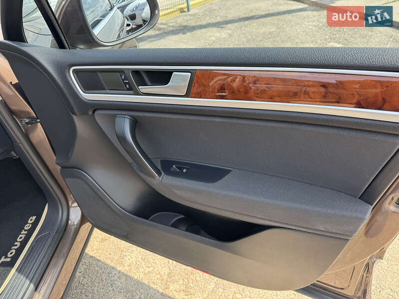 Позашляховик / Кросовер Volkswagen Touareg 2012 в Києві