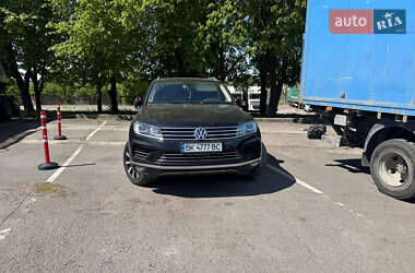 Внедорожник / Кроссовер Volkswagen Touareg 2014 в Ровно