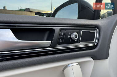 Позашляховик / Кросовер Volkswagen Touareg 2015 в 