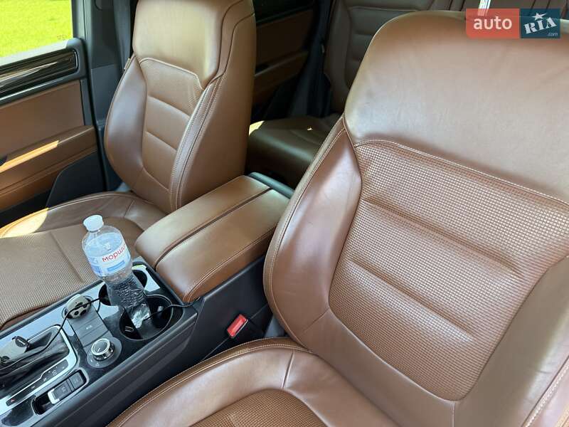 Позашляховик / Кросовер Volkswagen Touareg 2013 в Києві