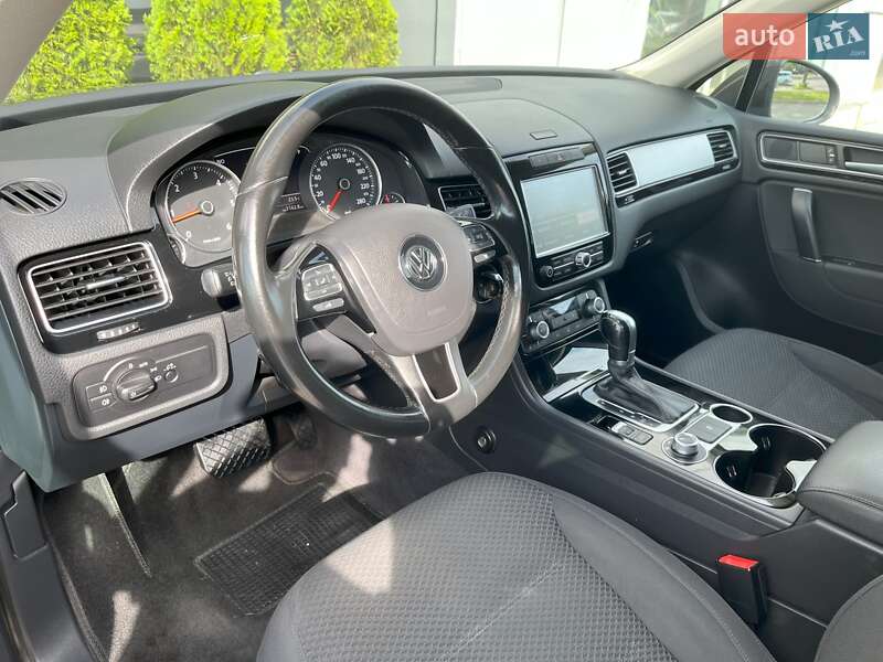 Внедорожник / Кроссовер Volkswagen Touareg 2015 в Киеве