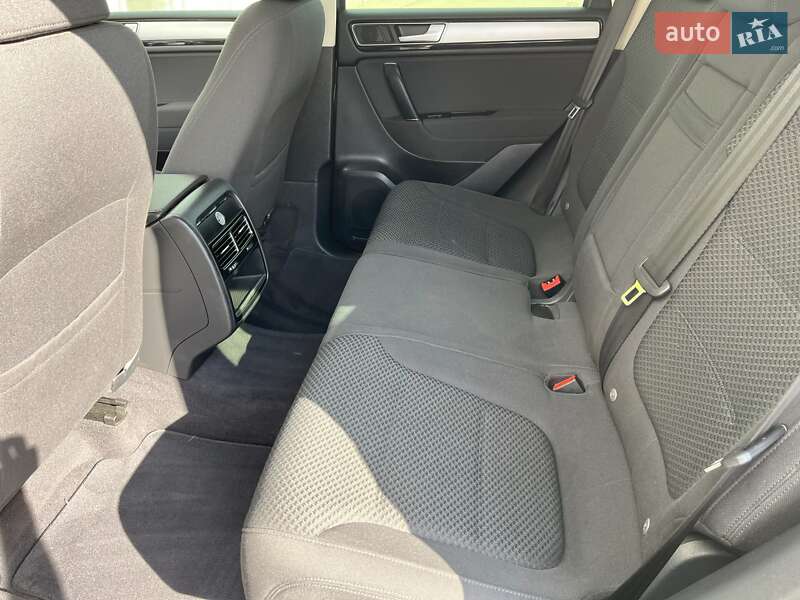 Внедорожник / Кроссовер Volkswagen Touareg 2015 в Киеве