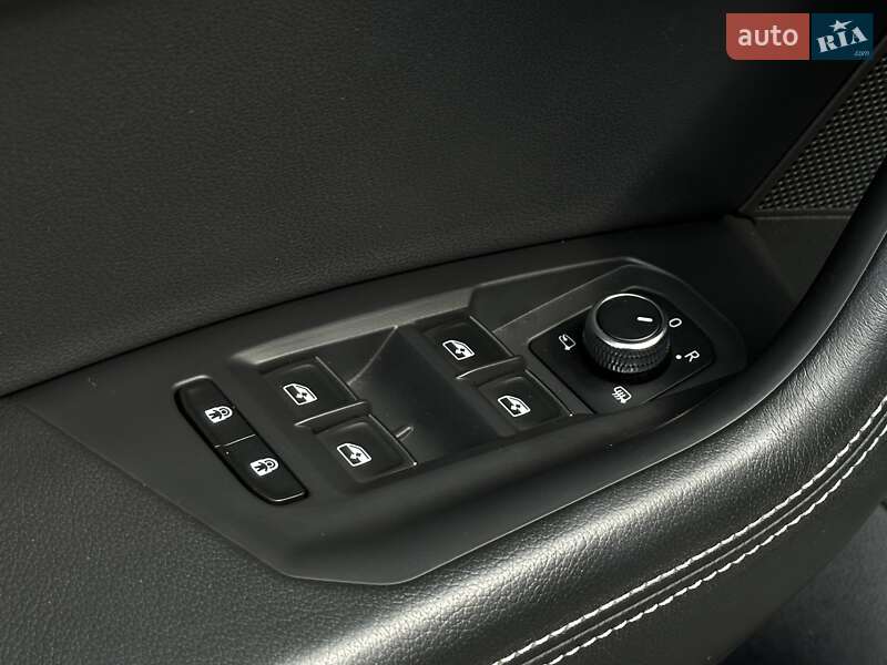 Позашляховик / Кросовер Volkswagen Touareg 2020 в Мукачевому