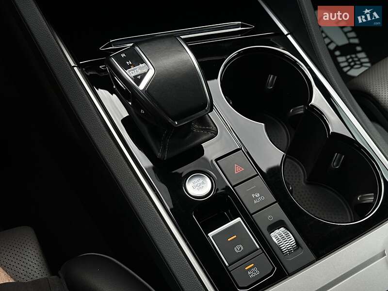 Позашляховик / Кросовер Volkswagen Touareg 2020 в Мукачевому