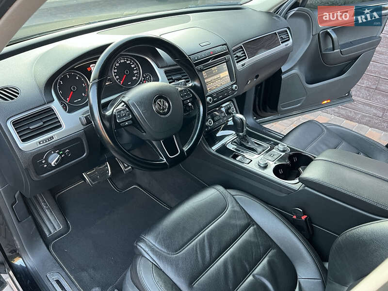 Внедорожник / Кроссовер Volkswagen Touareg 2015 в Кривом Роге