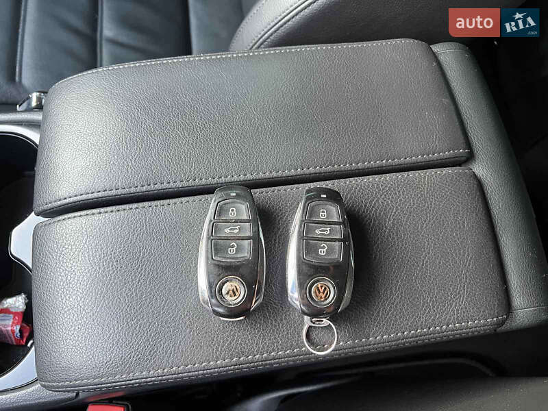 Внедорожник / Кроссовер Volkswagen Touareg 2015 в Кривом Роге