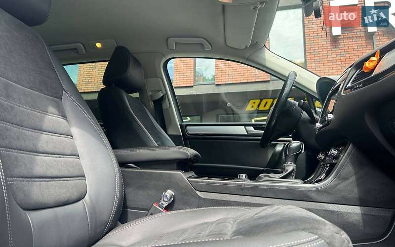 Внедорожник / Кроссовер Volkswagen Touareg 2014 в Черновцах