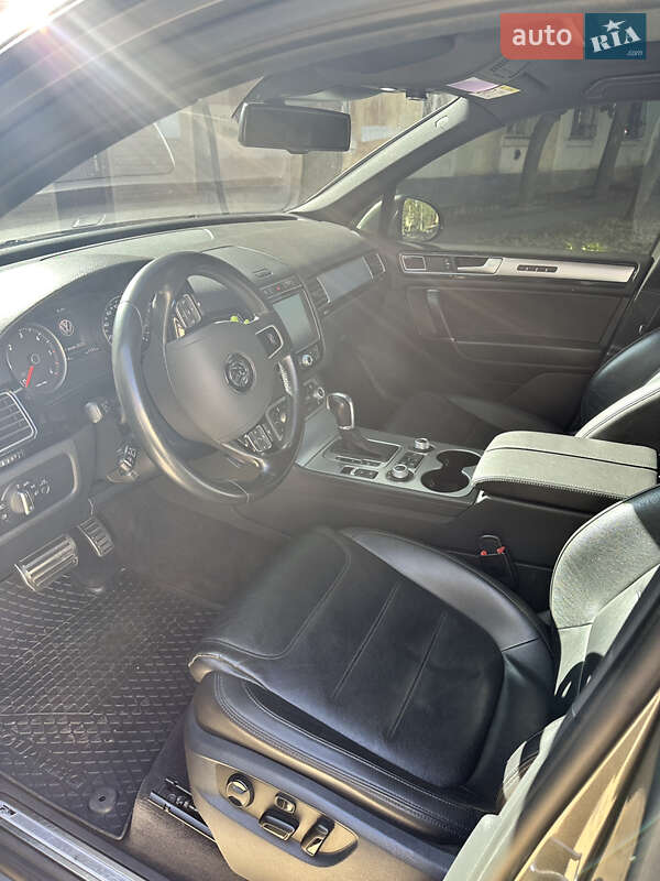 Позашляховик / Кросовер Volkswagen Touareg 2015 в Миколаєві