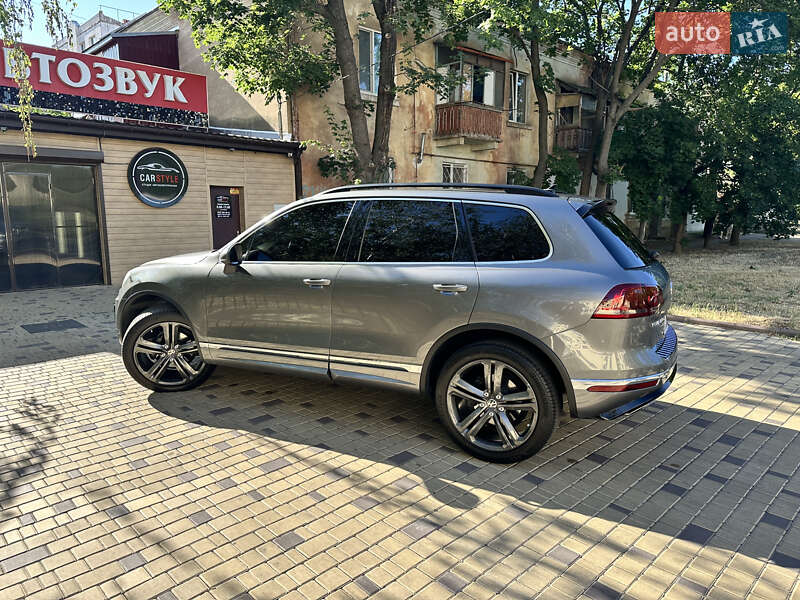 Позашляховик / Кросовер Volkswagen Touareg 2015 в Миколаєві
