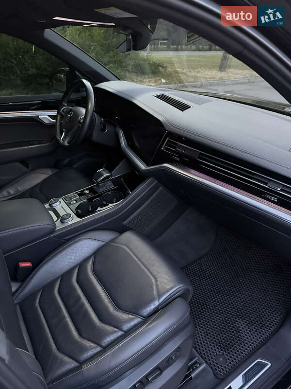 Позашляховик / Кросовер Volkswagen Touareg 2019 в Умані