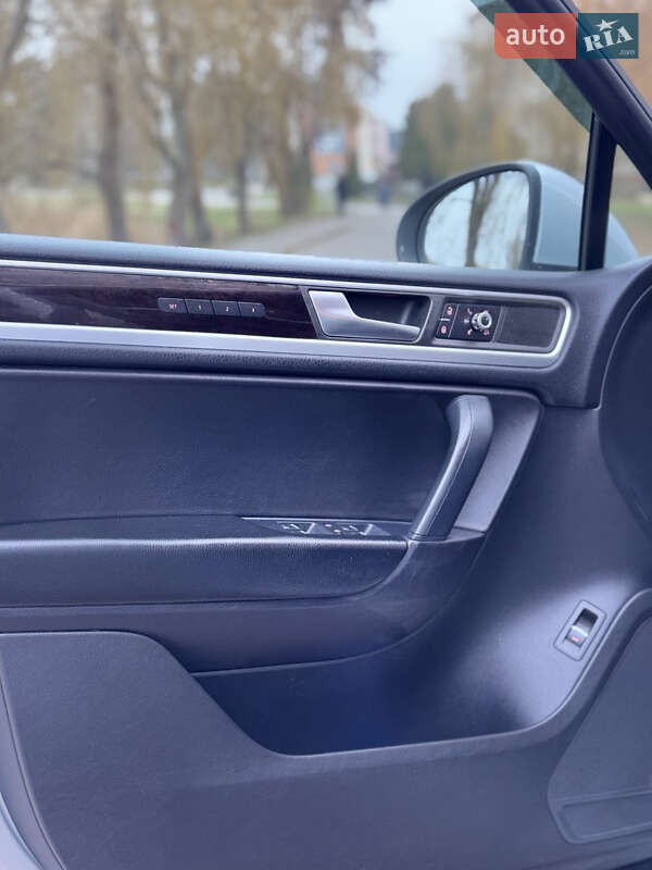 Внедорожник / Кроссовер Volkswagen Touareg 2010 в Луцке