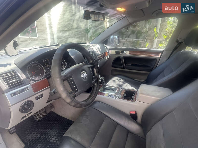 Внедорожник / Кроссовер Volkswagen Touareg 2006 в Николаеве