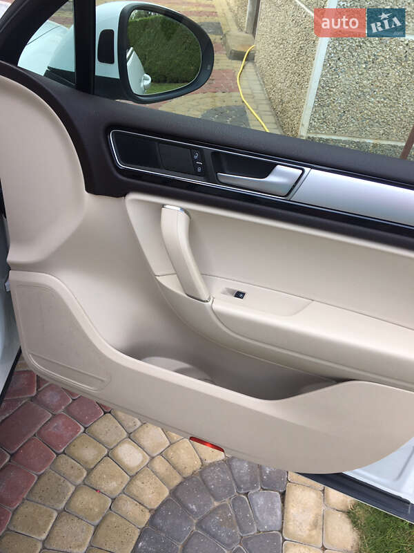 Внедорожник / Кроссовер Volkswagen Touareg 2015 в Косове